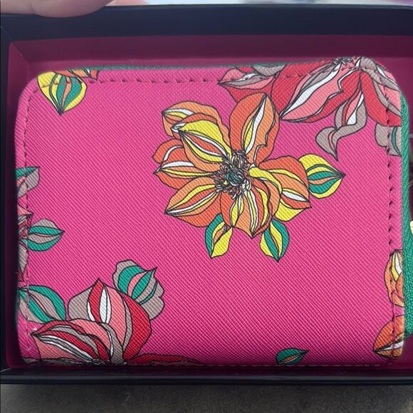 NWT- Trina Turk- Small full zip Floral Pink Wallet - Picture 1 of 6